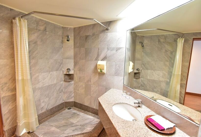 חדר פרמיום, Thumrin Thana