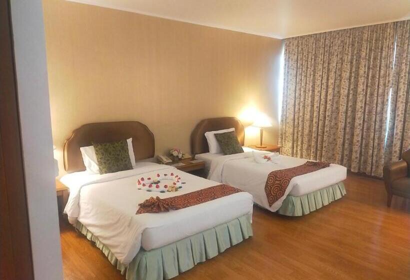 חדר סופריור, Thumrin Thana