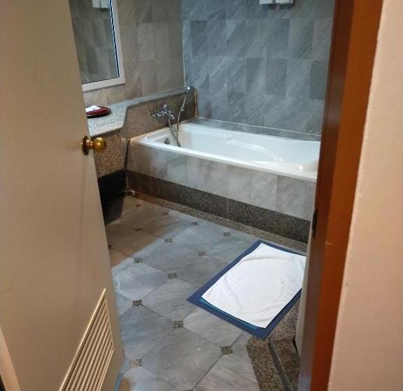 חדר סופריור, Thumrin Thana