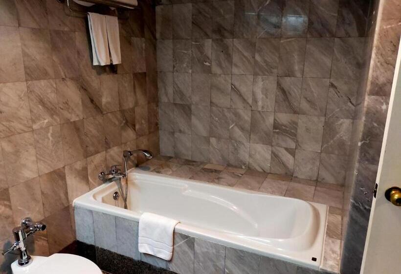 חדר סופריור, Thumrin Thana