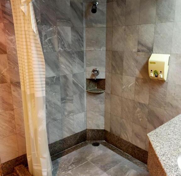 חדר דלוקס, Thumrin Thana