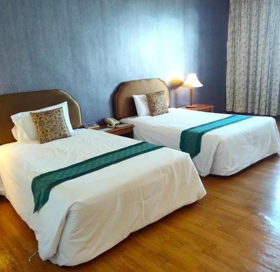 חדר דלוקס, Thumrin Thana