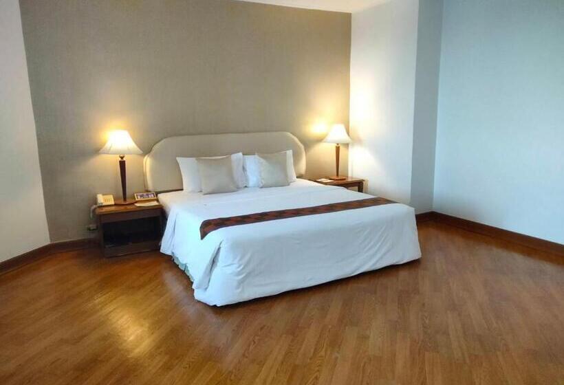 חדר דלוקס, Thumrin Thana