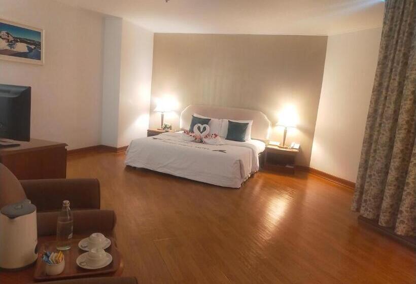 חדר דלוקס, Thumrin Thana