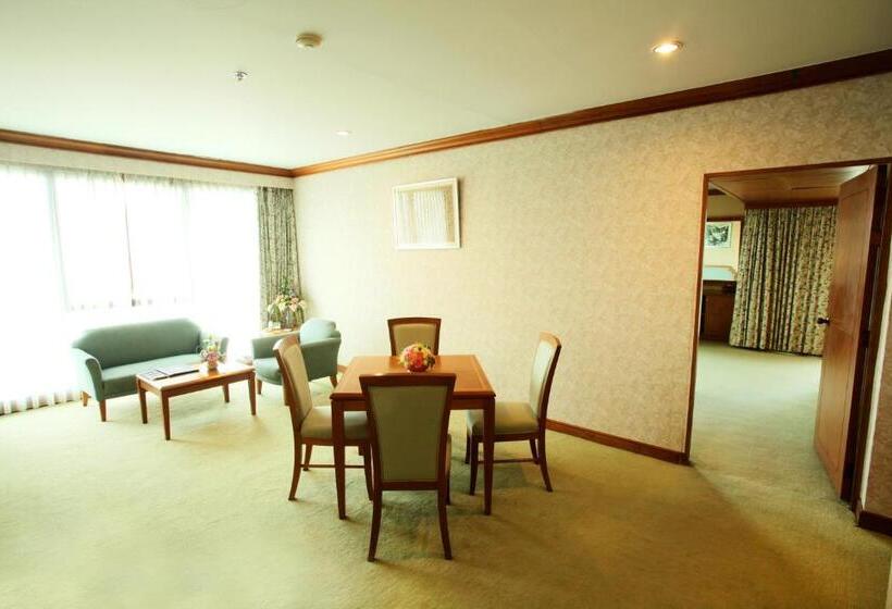 סוויטת ג'וניור, Thumrin Thana