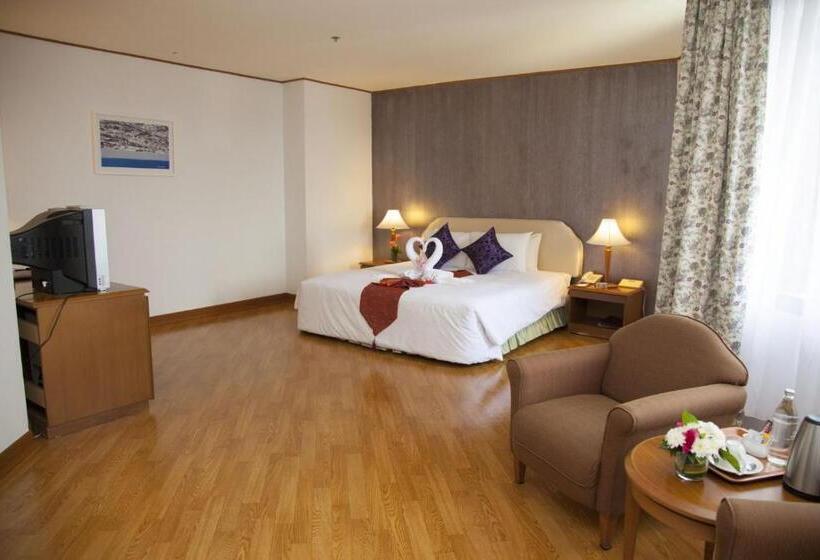 חדר פרמיום, Thumrin Thana