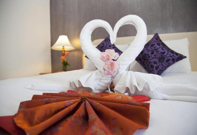 חדר פרמיום, Thumrin Thana