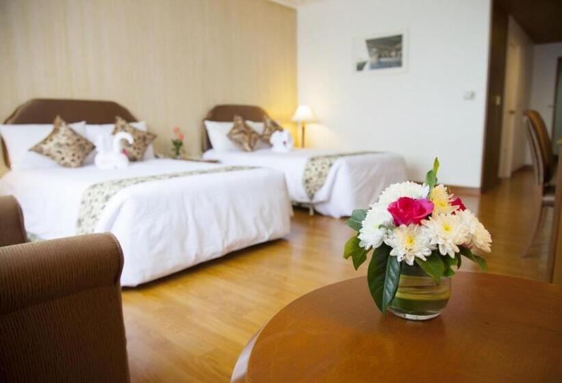 חדר פרמיום, Thumrin Thana