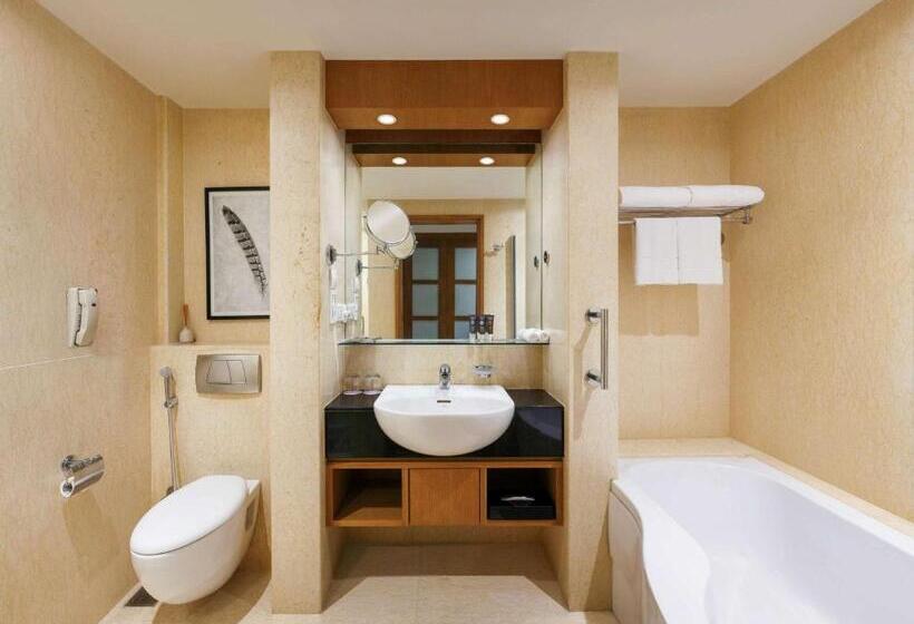 Номер Superior, Novotel Hyderabad Convention Centre