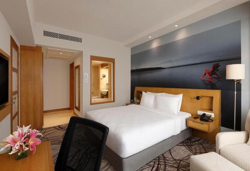 اتاق سوپریور با تخت دو نفره بزرگ, Novotel Hyderabad Convention Centre