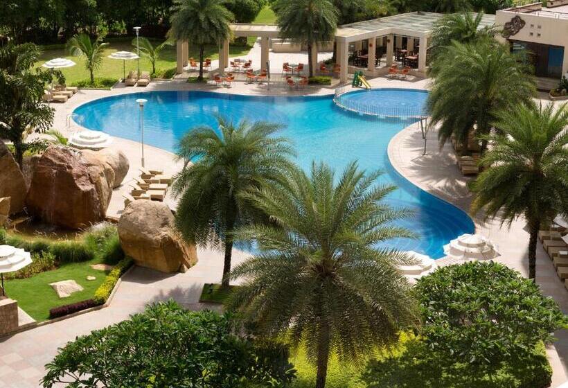 Номер Superior Вид на Бассейн, Novotel Hyderabad Convention Centre