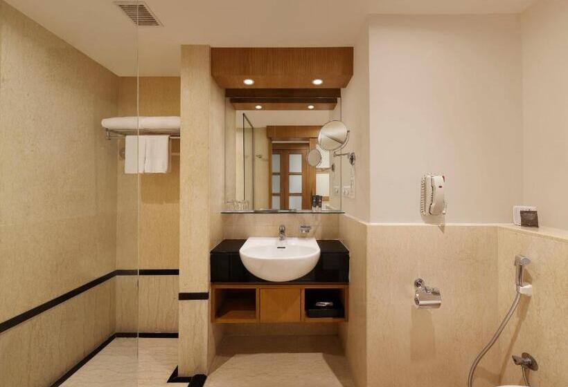 اتاق سوپریور با چشم‌انداز استخر, Novotel Hyderabad Convention Centre