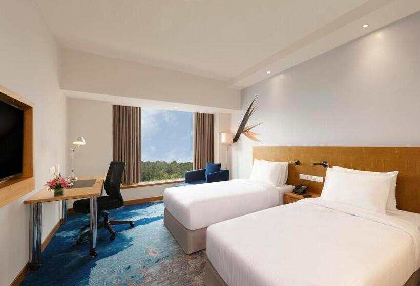 اتاق سوپریور با چشم‌انداز استخر, Novotel Hyderabad Convention Centre