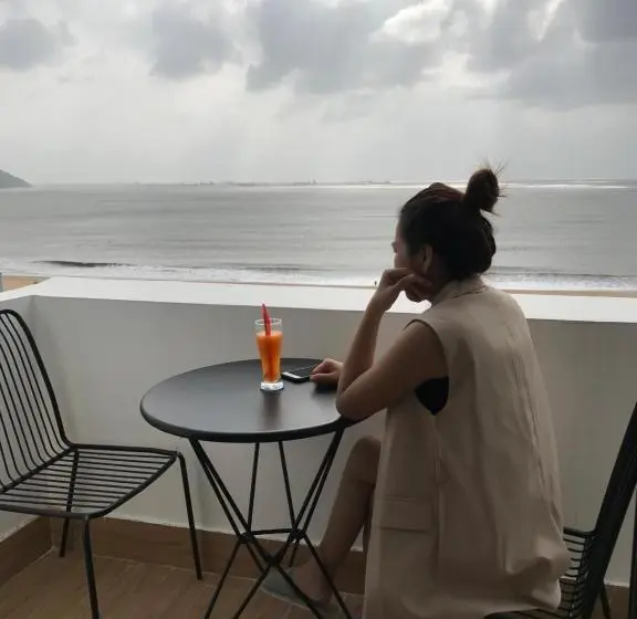 اتاق لوکس با بالکن و چشم‌انداز دریا, Hoàng Hưng Quy Nhơn