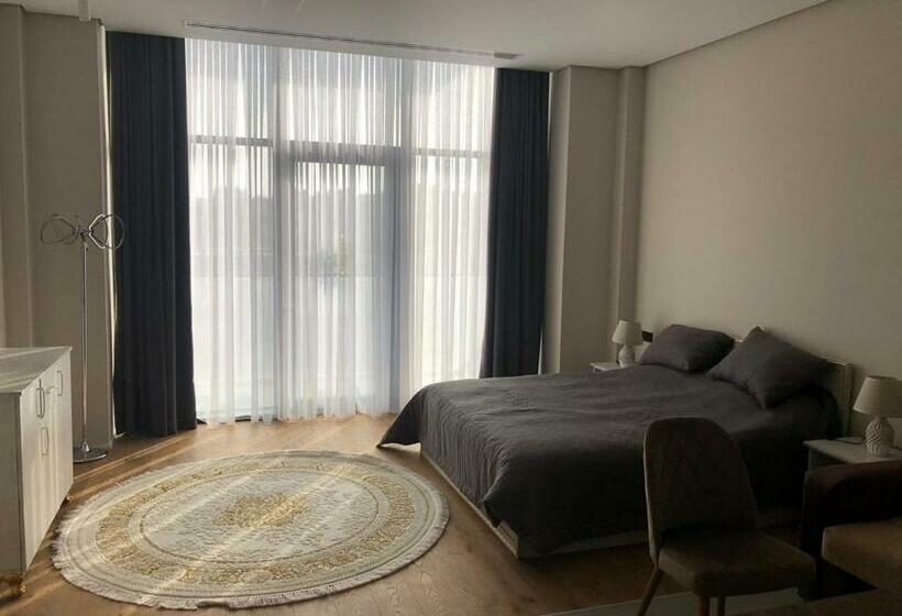 اتاق خانوادگی, Sea Breeze Lighthouse