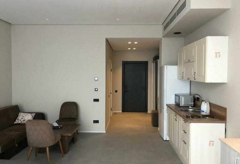 اتاق خانوادگی, Sea Breeze Lighthouse