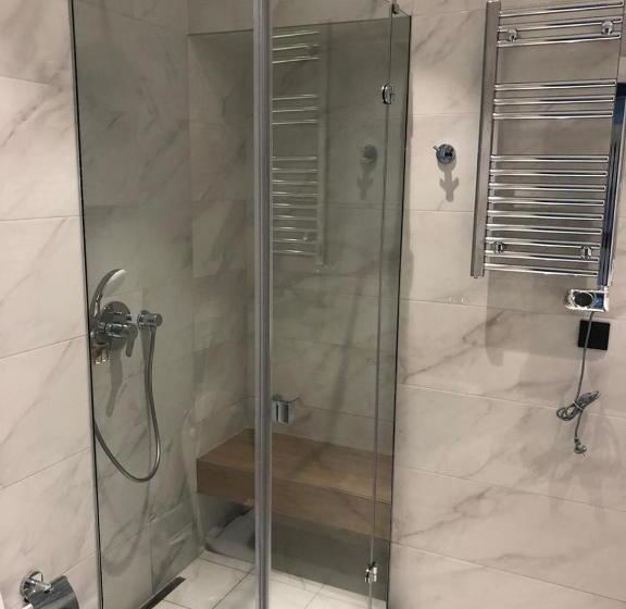 اتاق خانوادگی, Sea Breeze Lighthouse