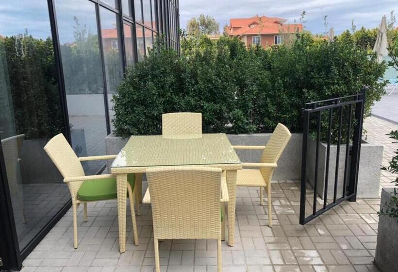 اتاق خانوادگی, Sea Breeze Lighthouse