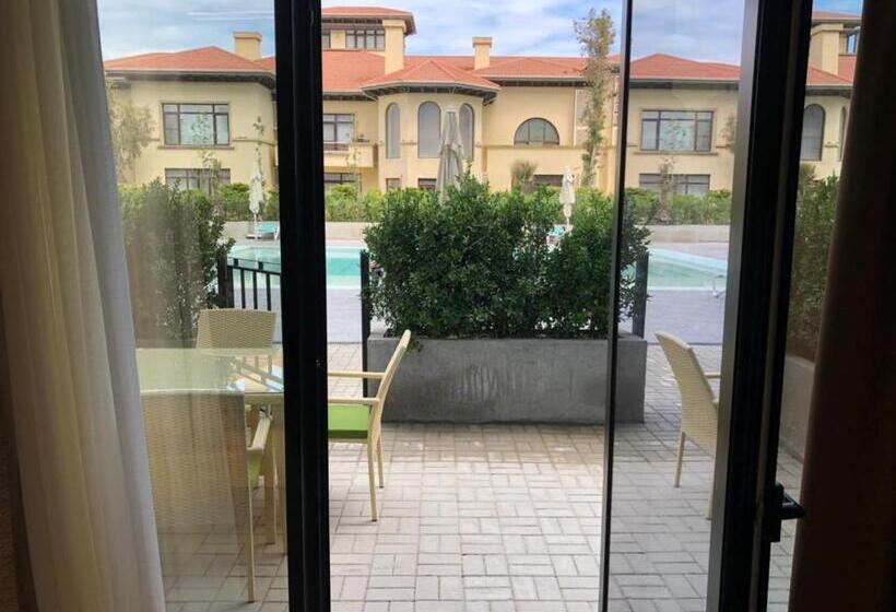 اتاق خانوادگی, Sea Breeze Lighthouse