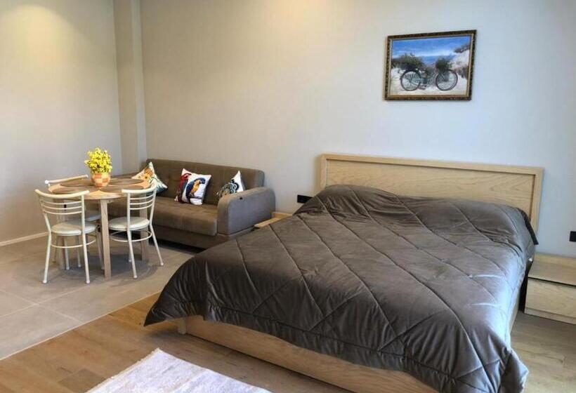 اتاق خانوادگی, Sea Breeze Lighthouse