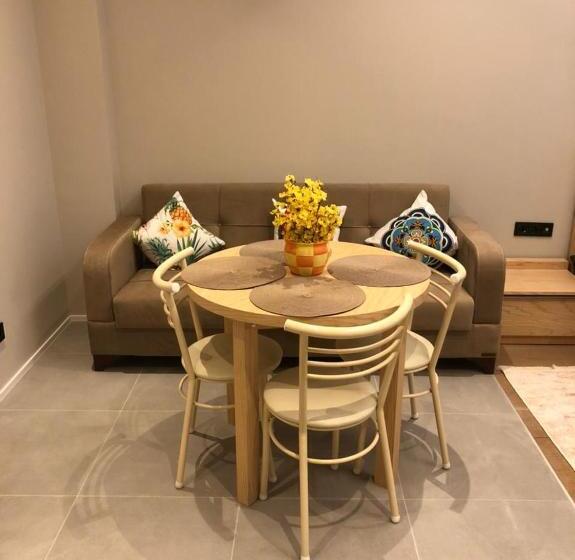 اتاق خانوادگی, Sea Breeze Lighthouse