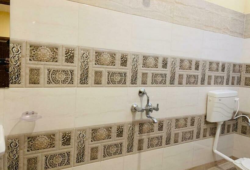 غرفة ديلوكس ثلاثية, Neelkanth