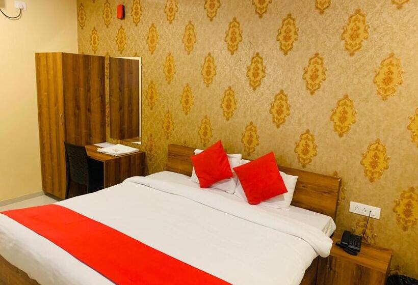 غرفة ديلوكس ثلاثية, Neelkanth