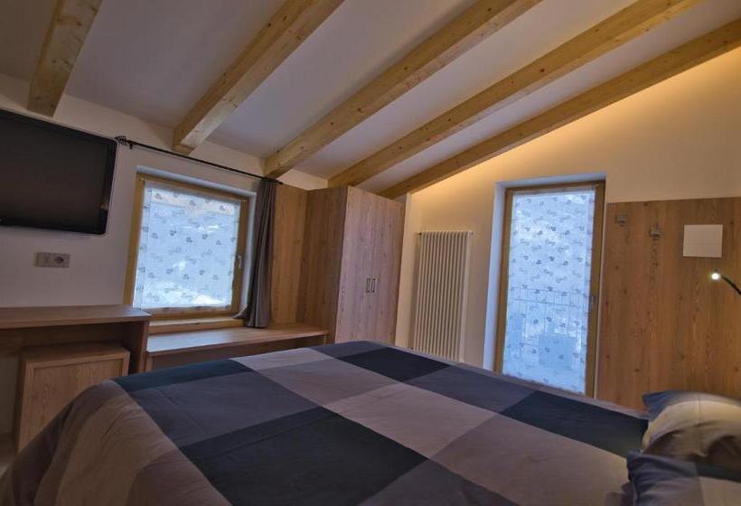 غرفة قياسية مزوَّدة بشُرفة, B&b Paganella Flabbi's Family