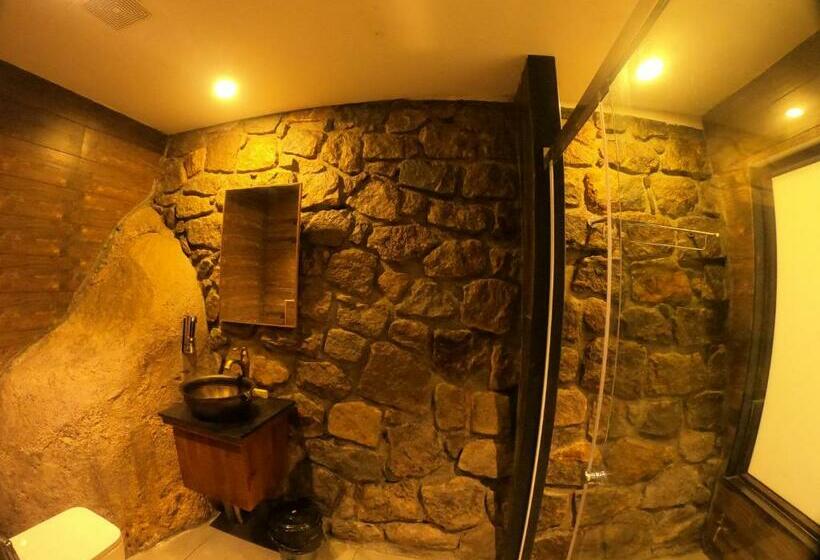 سوییت جونیور با بالکن, The Wild Trails Munnar Resort