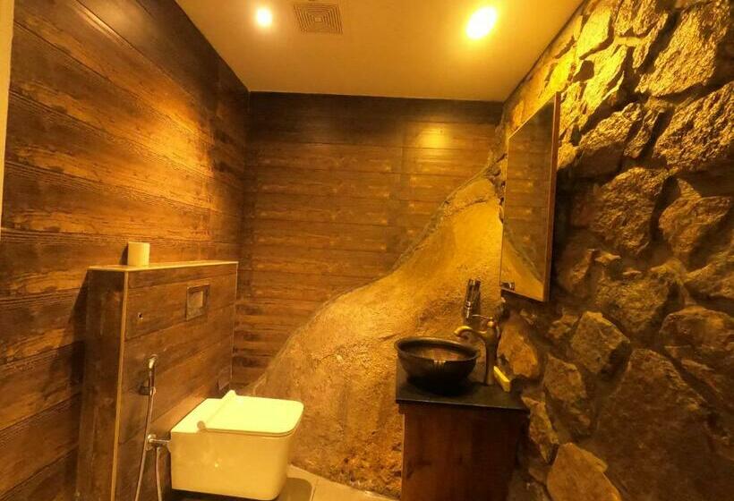 سوییت جونیور با بالکن, The Wild Trails Munnar Resort