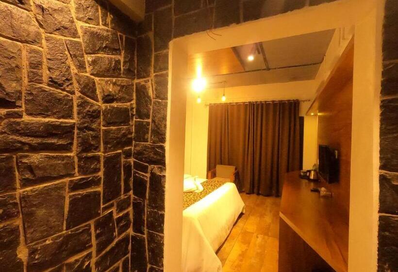 سوییت جونیور با بالکن, The Wild Trails Munnar Resort