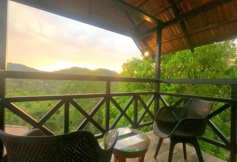 سوییت جونیور با بالکن, The Wild Trails Munnar Resort