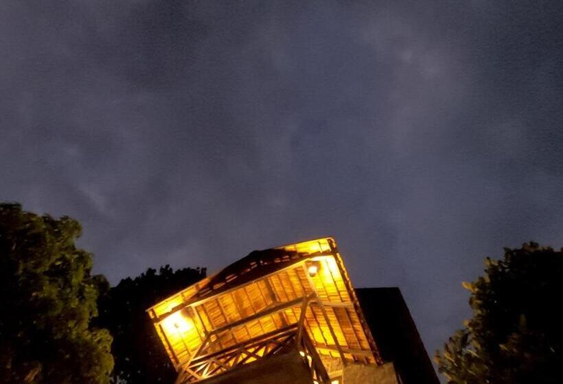 سوییت جونیور با بالکن, The Wild Trails Munnar Resort