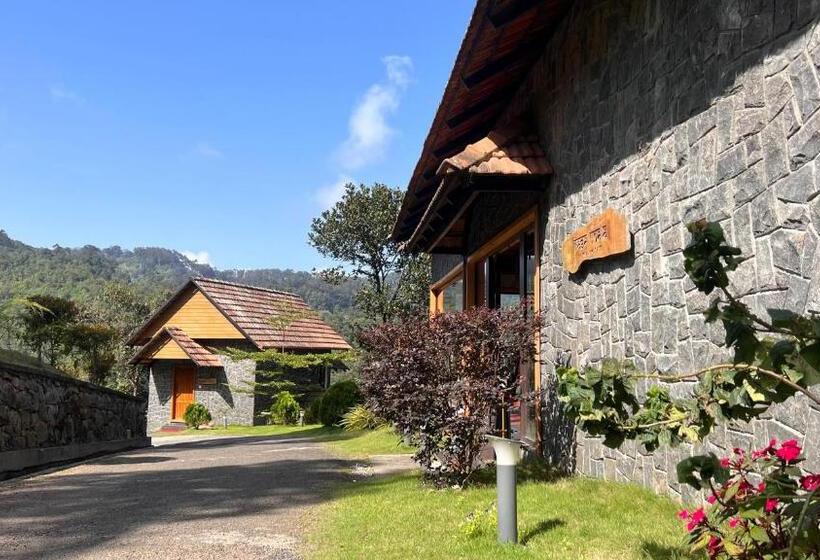 سوییت جونیور با بالکن, The Wild Trails Munnar Resort