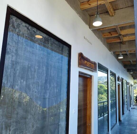 سوییت جونیور با چشم‌انداز استخر, The Wild Trails Munnar Resort