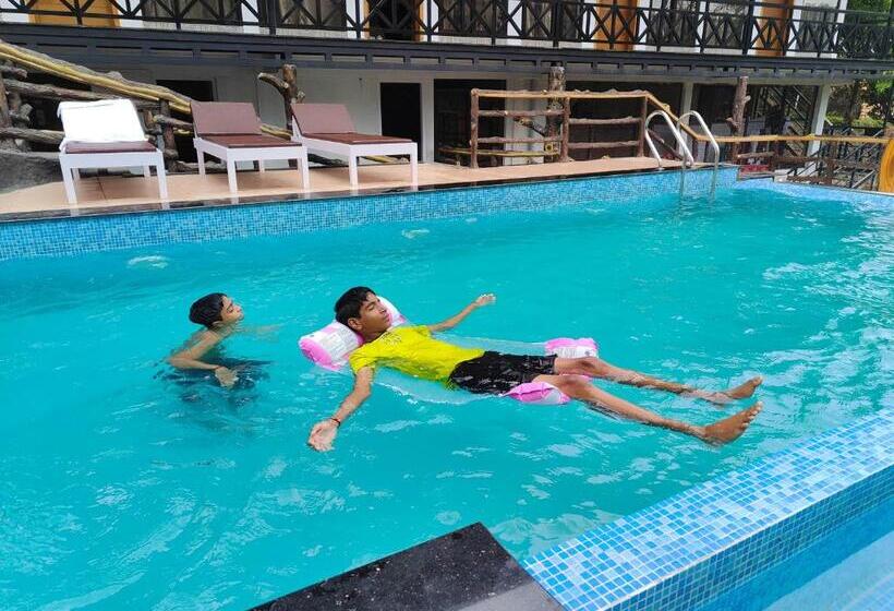 سوییت جونیور با بالکن, The Wild Trails Munnar Resort