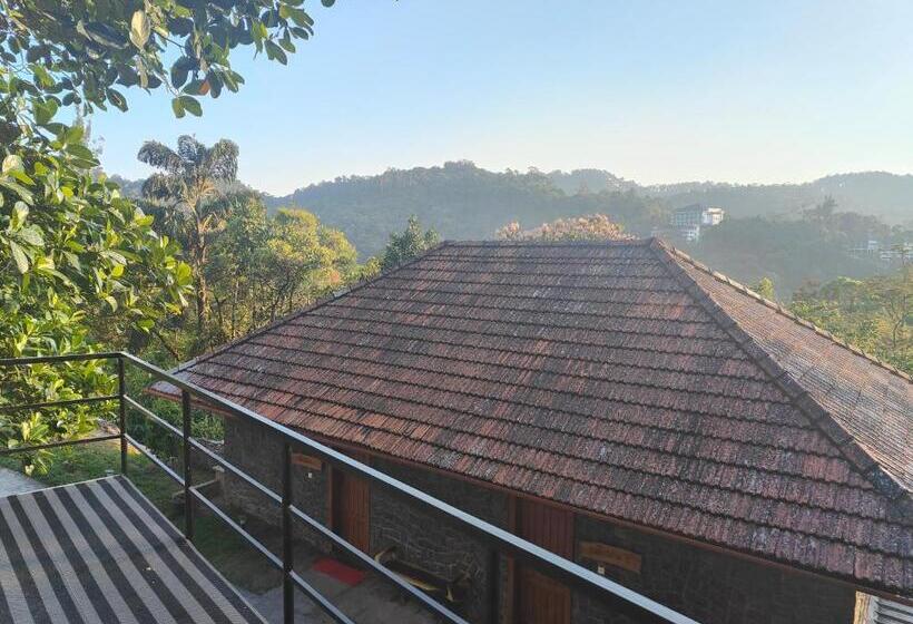 سوییت جونیور با بالکن, The Wild Trails Munnar Resort