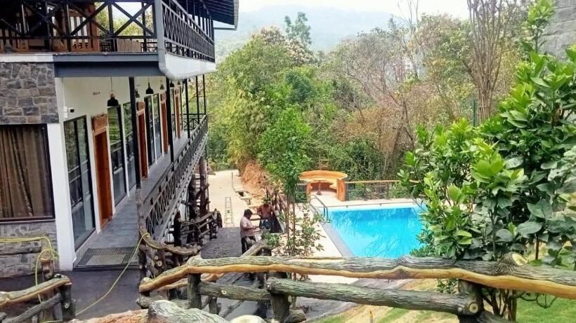 سوییت جونیور با چشم‌انداز استخر, The Wild Trails Munnar Resort