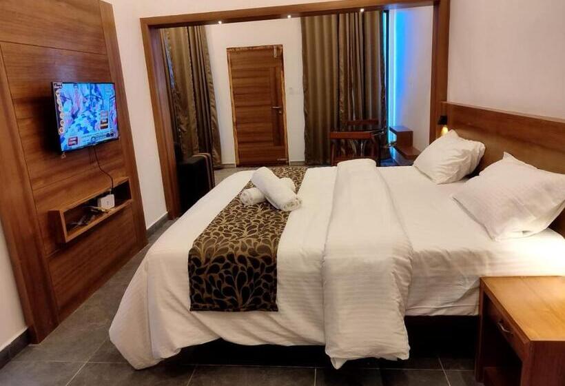 سوییت جونیور با چشم‌انداز استخر, The Wild Trails Munnar Resort