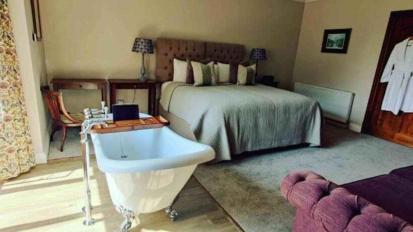 Quarto Deluxe, Luxury Bed And Breakfast At Bossington Hall In Exmoor, Somerset