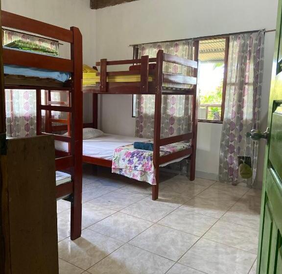 سرير فى غرفة مشتركه, Maiku Amazonas