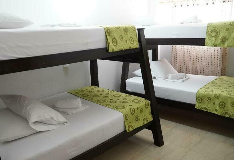 חדר משפחתי, Angel Maria