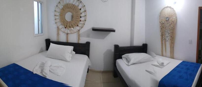 חדר סטנדרט לשלושה, Angel Maria