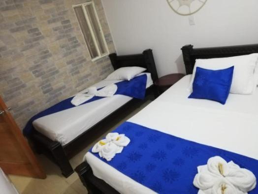 חדר סטנדרט לשלושה, Angel Maria