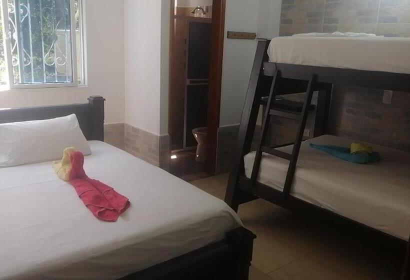 חדר סטנדרט לארבעה, Angel Maria