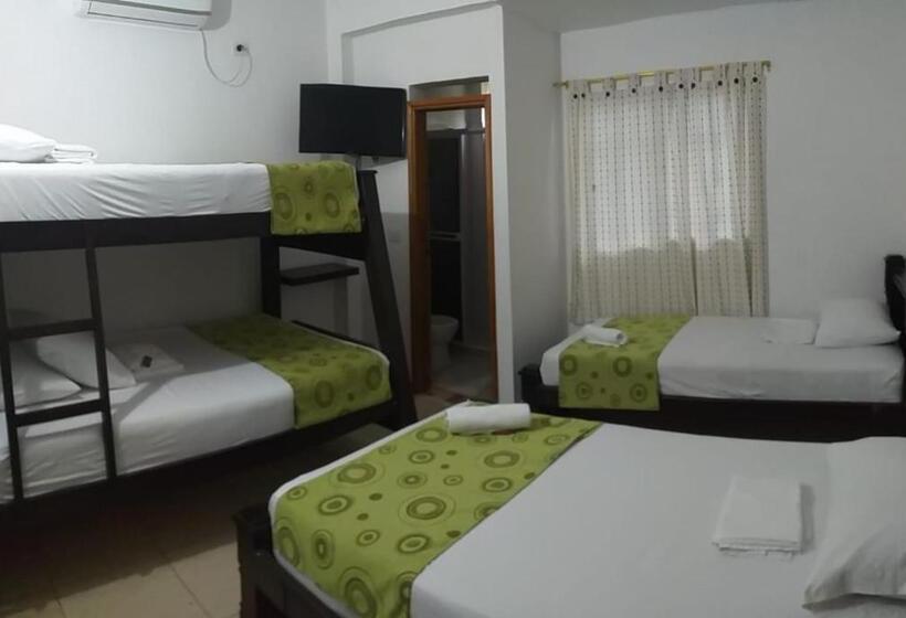 חדר סטנדרט לארבעה, Angel Maria