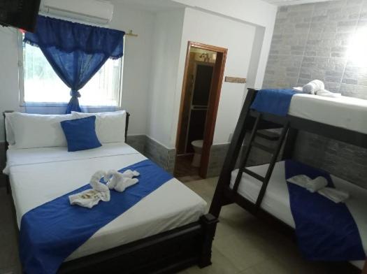 חדר סטנדרט לארבעה, Angel Maria