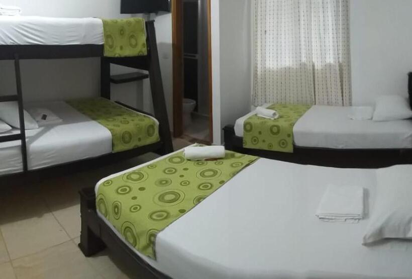 חדר משפחתי, Angel Maria