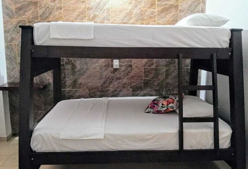 חדר משפחתי, Angel Maria