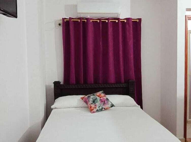 חדר משפחתי, Angel Maria